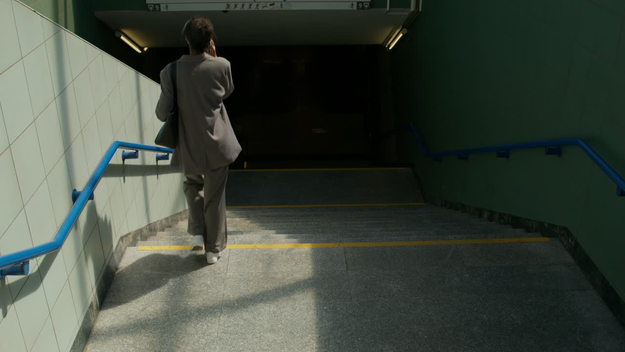 지하철 계단 을 내려가는 사람