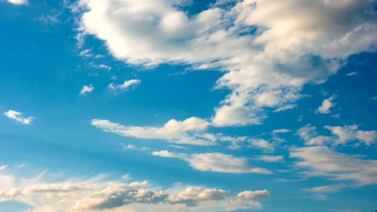 nubes blancas en un cielo azul timelapse