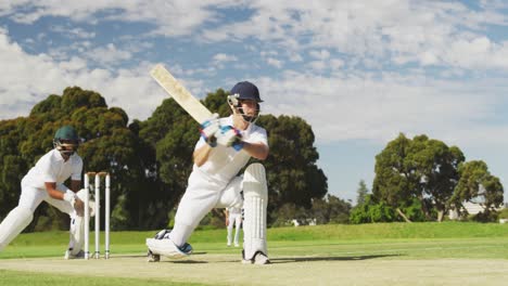 Cricketspieler-Schießt-Den-Ball-Auf-Einem-Spielfeld-Ein