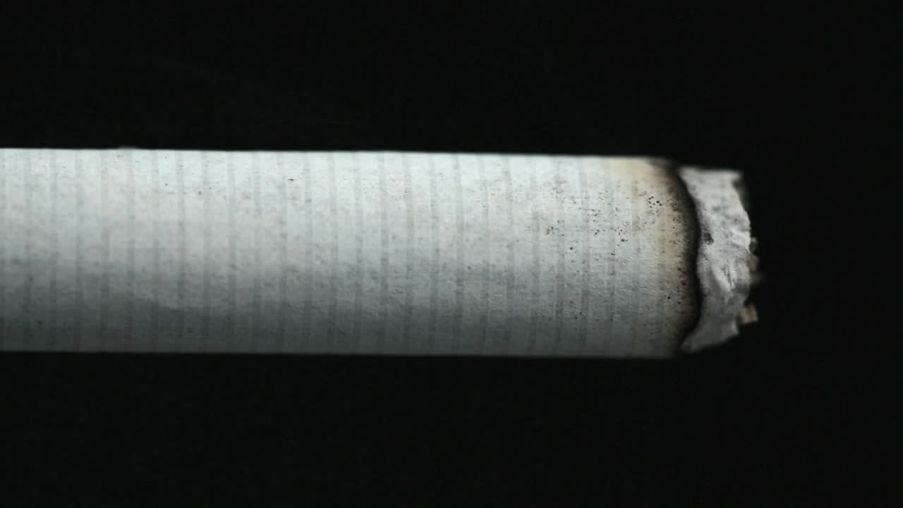 se enciende un cigarrillo.