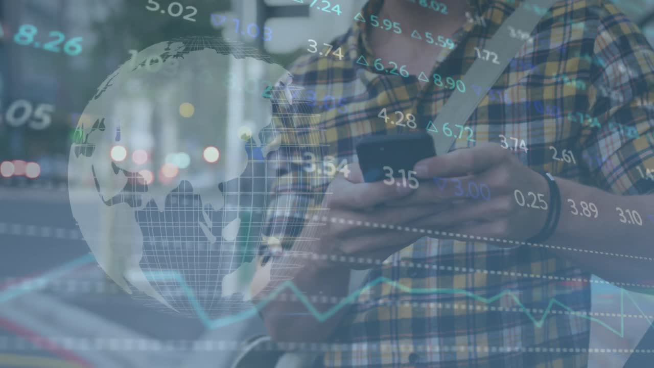 animación del procesamiento de datos del mercado de valores contra un hombre caucásico usando un teléfono inteligente en la calle.