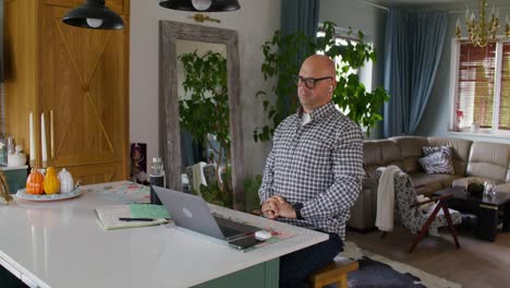 hombre trabajando desde casa en una cocina acogedora