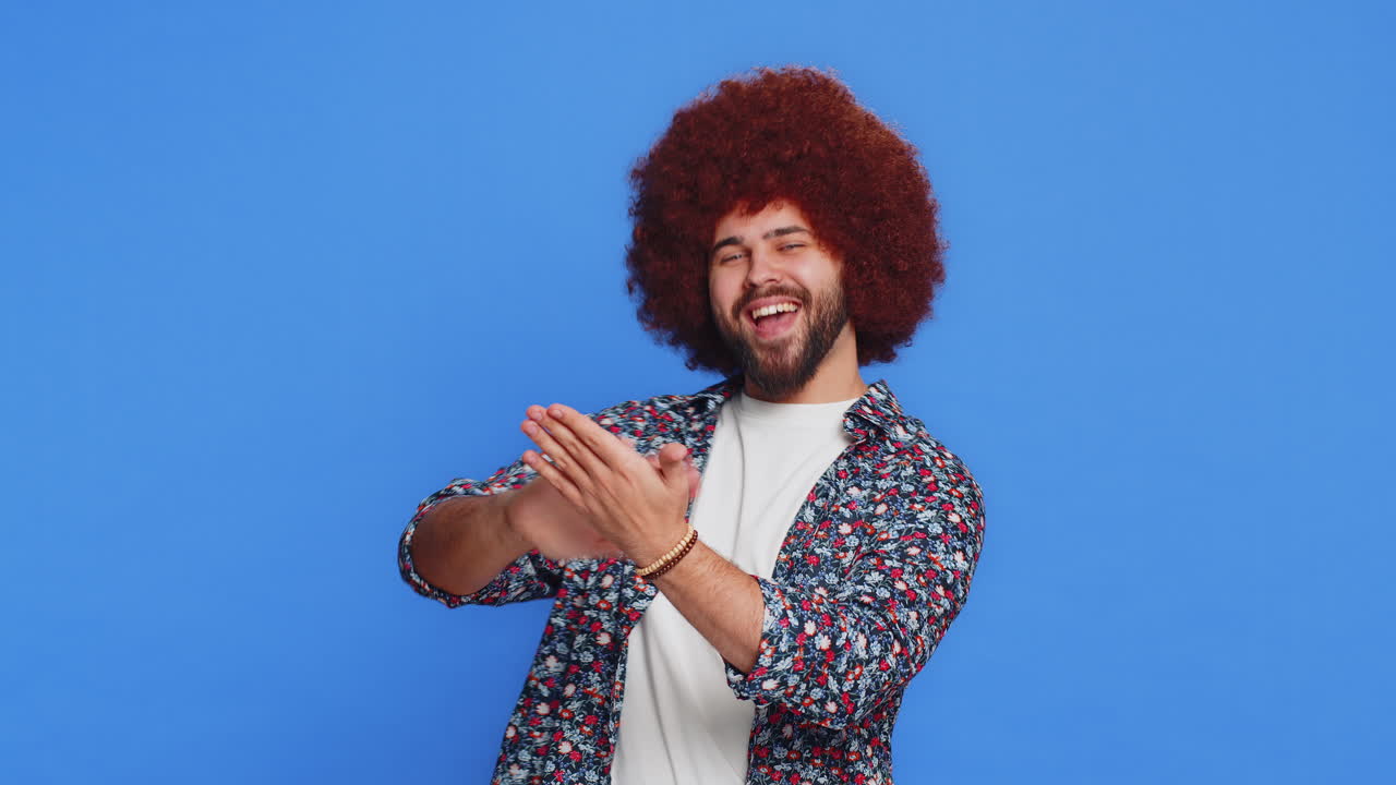 hombre mostrando desperdiciando arrojando compartiendo dinero más propinas gran ganancia ganando lotería premio mayor compras