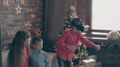 Mutter-Sitzt-Auf-Couch-Und-Junge-Benutzt-Virtual-Reality-Brille