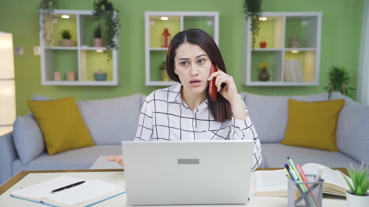 una joven mujer de negocios recibe malas noticias.