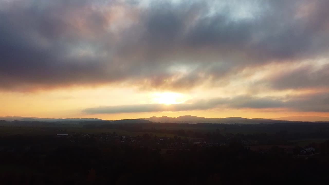 torre de alta tensión con el castillo trotsky en backgorund, región de vysocina república checa europa