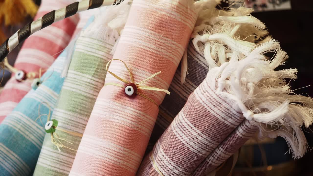 toallas turcas de rayas coloridas expuestas en una canasta