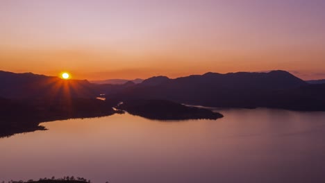 Hermoso-Amanecer-De-Otoño-Sobre-El-Lago-Kjelavant