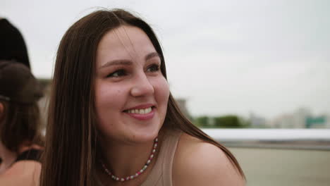 mujer joven al aire libre