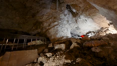 interior de la cueva con sendero para senderismo