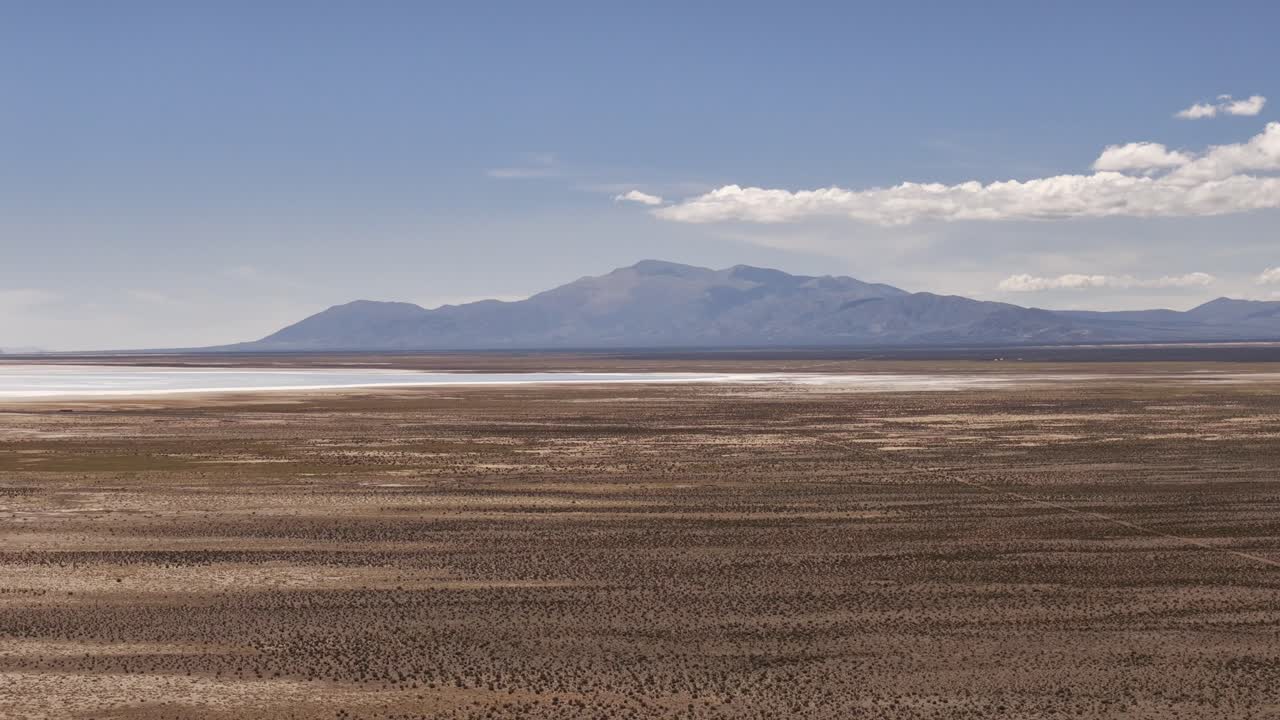 avión no tripulado sobre las salinas grandes de las provincias de jujuy y salta, argentina