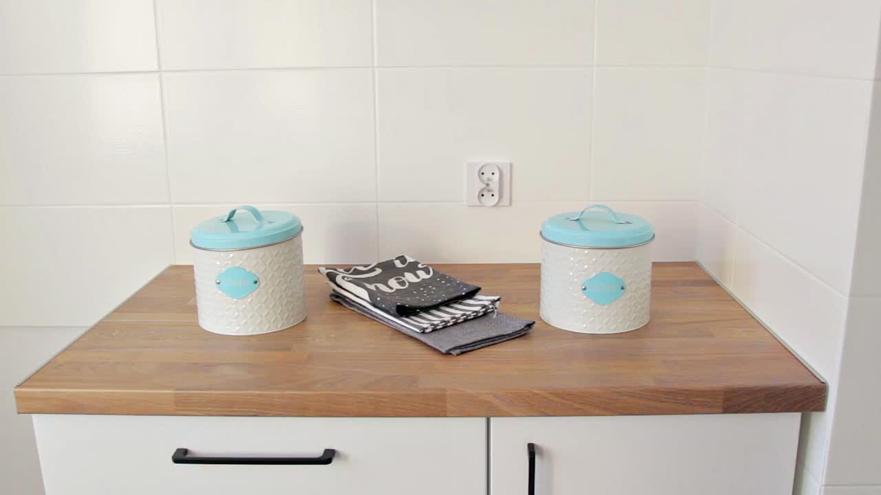 Accesories appearing on the kotchen cupboard