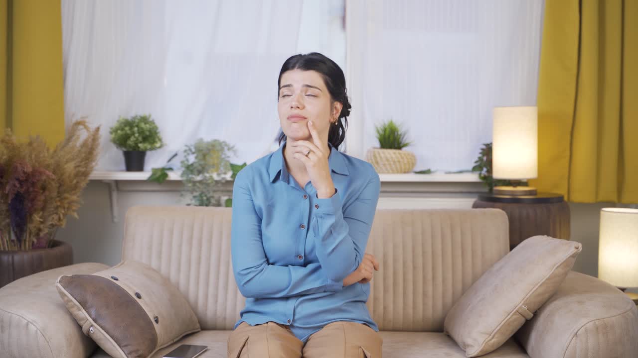 la joven pesimista está confundida en casa.