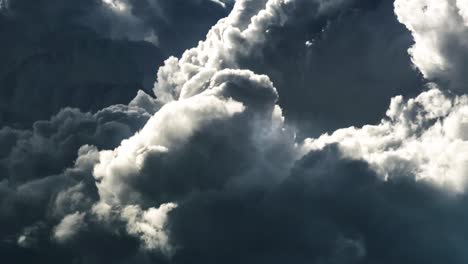 una tormenta eléctrica dentro de una espesa nube oscura, nube cúmulo