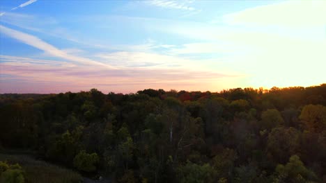 Vuelo-Aéreo-Sobre-El-Bosque-Durante-El-Hermoso-Amanecer-De-Otoño