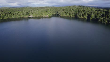 aguas tranquilas del lago eacham en atherton tableland, queensland, australia - toma aérea de drones