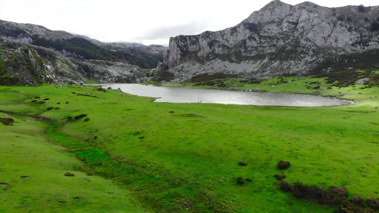 Paesaggio scenico con lago e montagne