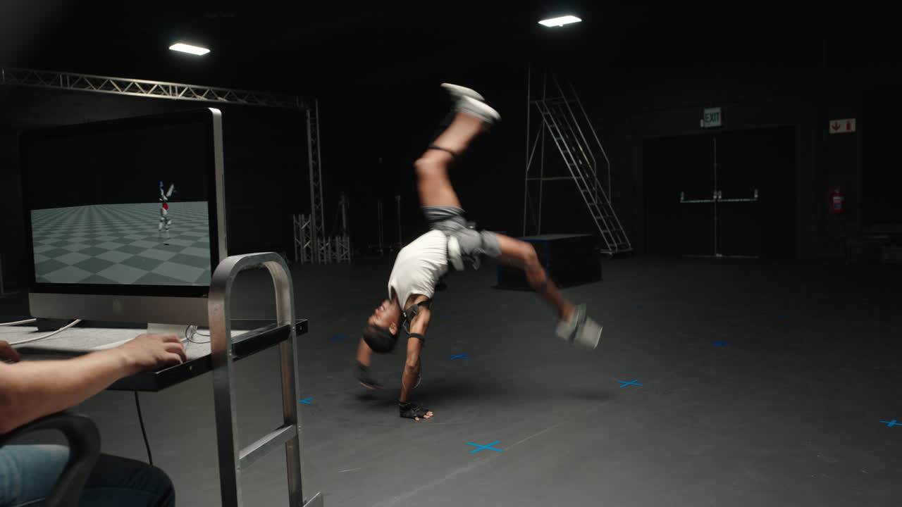 hombre con traje de captura de movimiento en el estudio realizando salto hacia atrás gimnasia actor con traje de mo-cap para animación de personajes 3d para tecnología de realidad virtual