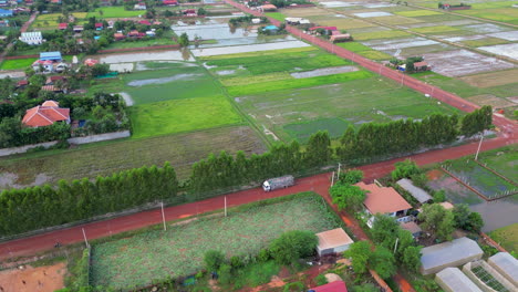 Lastwagen-Voller-Lebender-Schweine-Fährt-Auf-Der-Roten-Schotterstraße-In-Siem-Reap,-Kambodscha