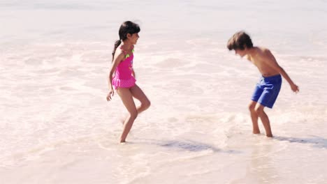 Lindos-Hermanos-Jugando-Con-Agua