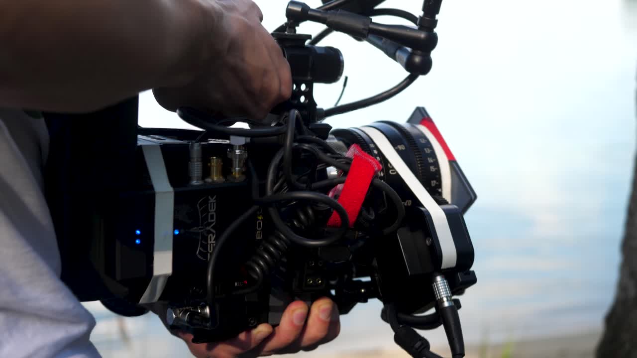 전문 카메라를 운영하는 카메라맨