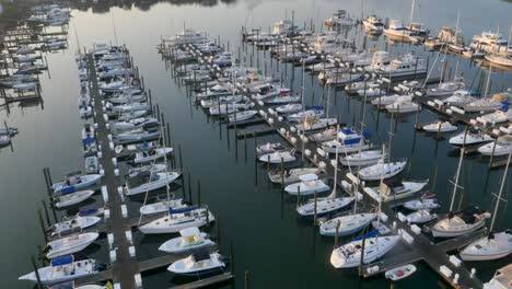 Vista-De-Pájaro-De-4k-Del-Puerto-Deportivo-Con-Barcos-Blancos-Temprano-En-La-Mañana