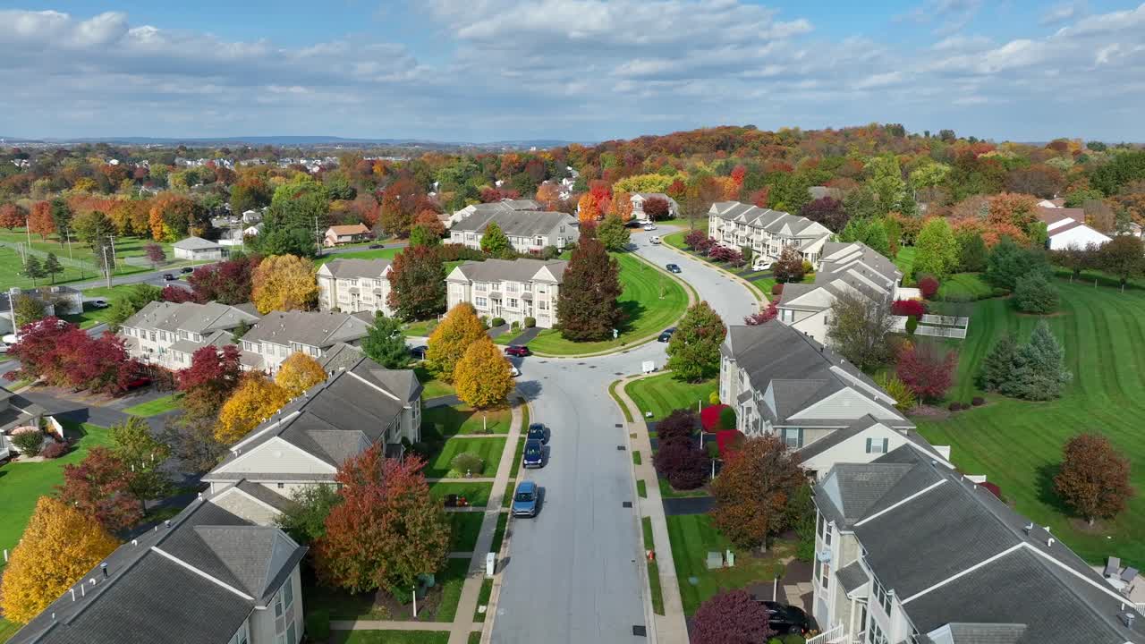 Quartiere in periferia americana in autunno