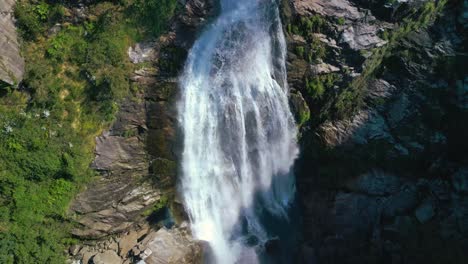 Cascada-Fervenza-Del-Rio-Bellelle-En-Fene,-España---Toma-Aérea