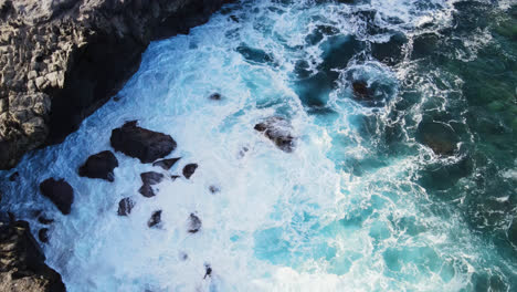 Drone-Mirando-Hacia-Abajo-Las-Olas-Rompiendo-Sobre-Las-Rocas-En-Los-Dientes-Del-Dragón-En-Maui,-Hawaii