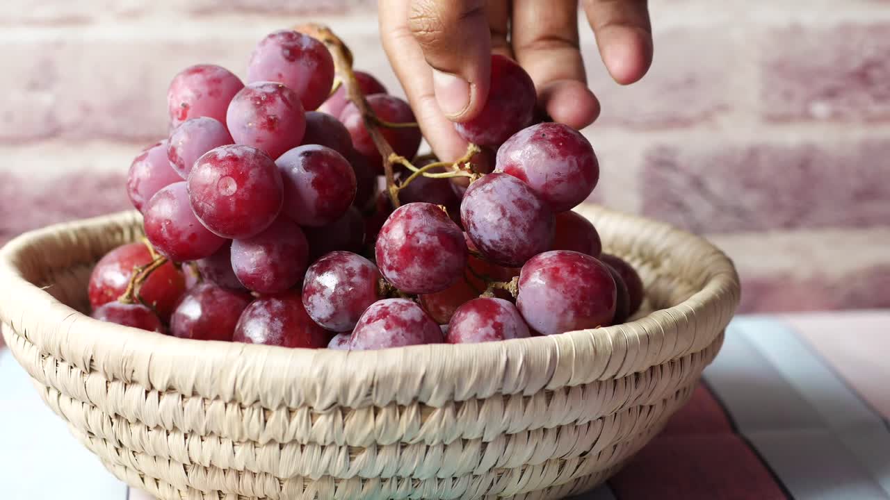 uvas rojas en una canasta
