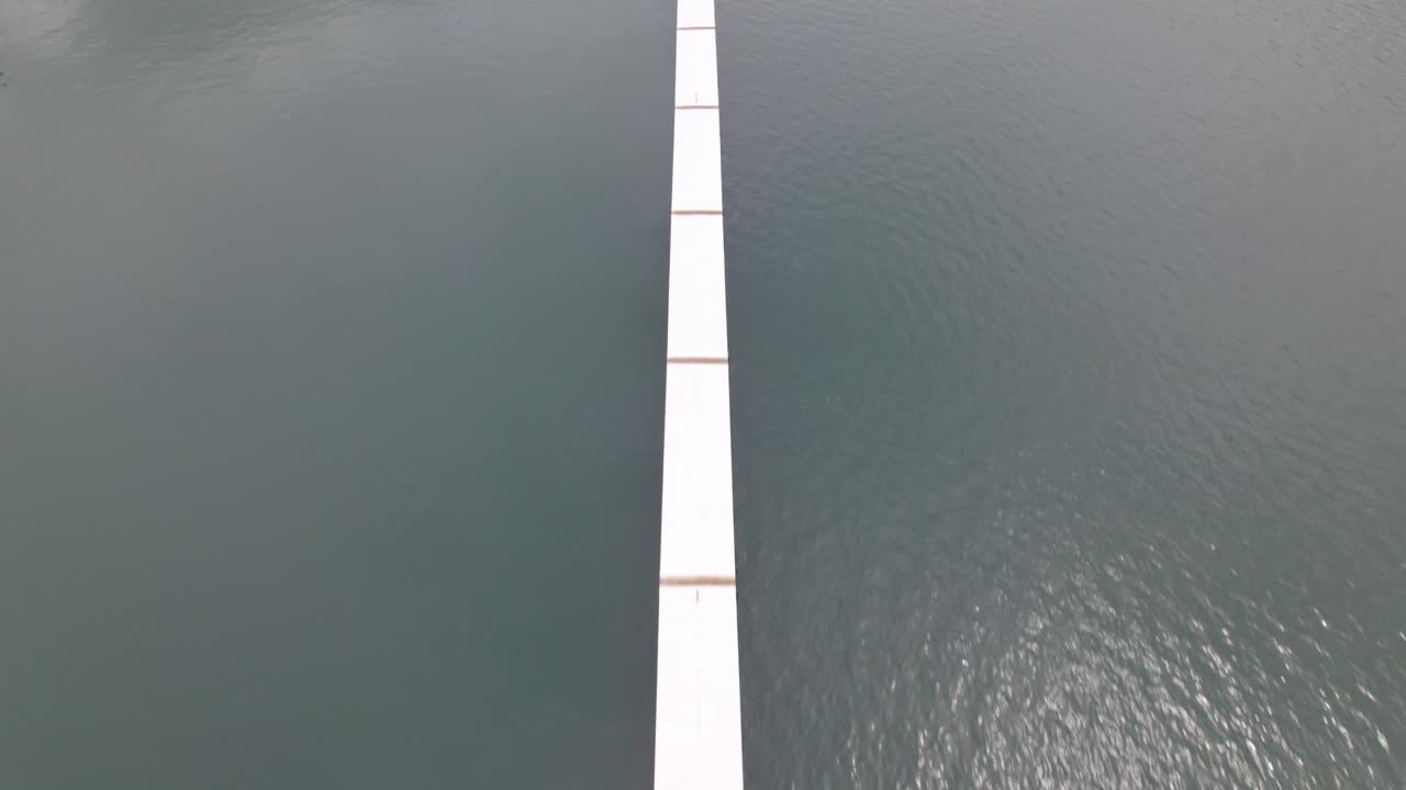 나카스콜로 해변, 파파가요 반도, 코스타리카 해안 근처의 잔잔한 바다에 있는 부두와 갑판 위에서 아래로 공중 돌리