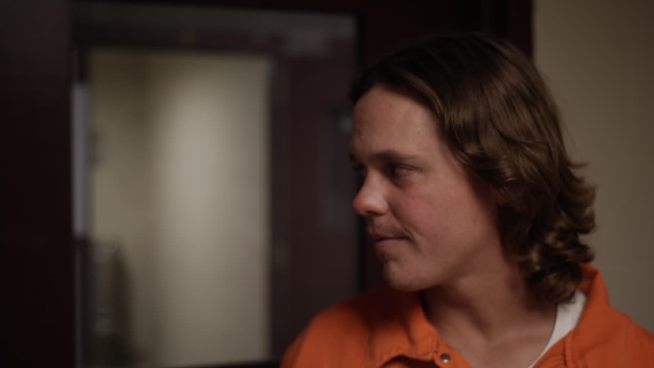 un preso encerrado en su celda.