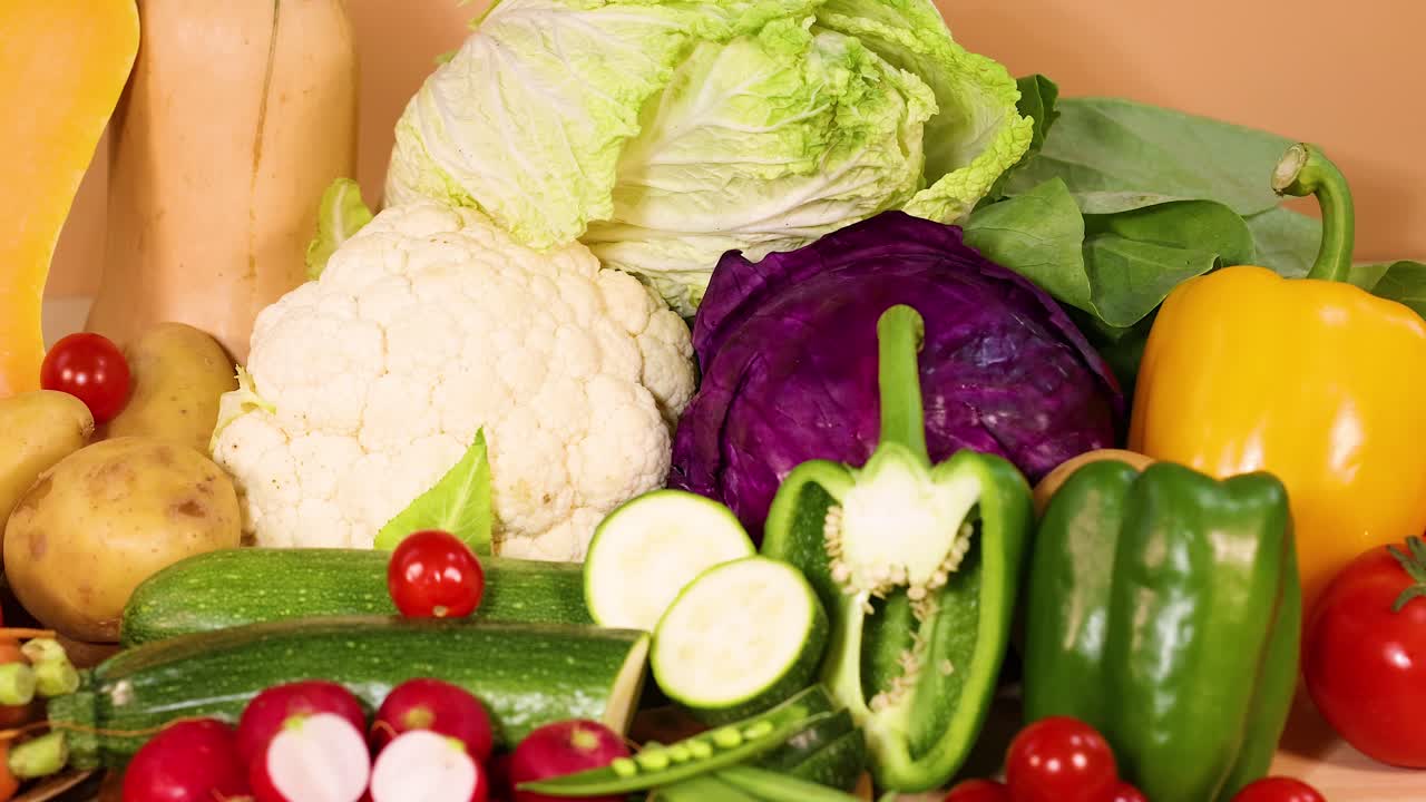 바탕 에 배열 된 여러 가지 채소