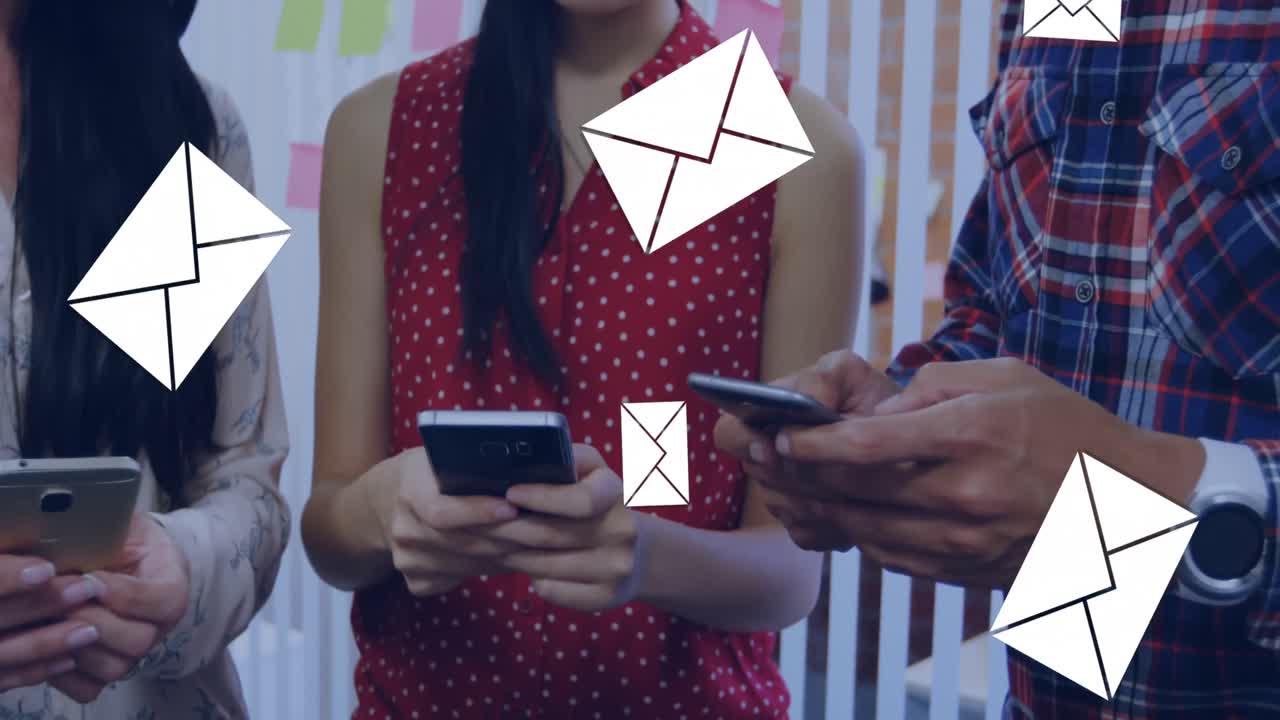 группа людей, отправляющих текстовые сообщения 4k