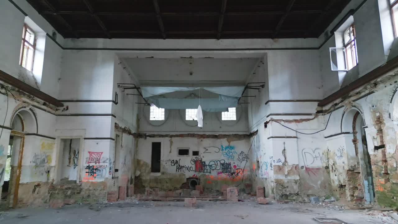 Interno abbandonato di un sanatorio termale in rovina, Jánské Koupele