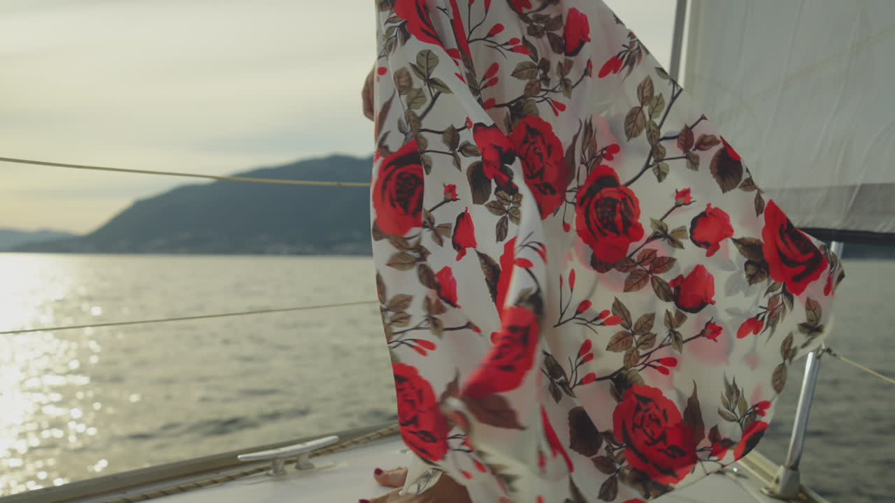 요트 에 있는 꽃 의 드레스 를 입은 여자