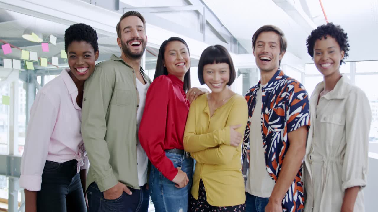 retrato de un equipo creativo en una oficina moderna