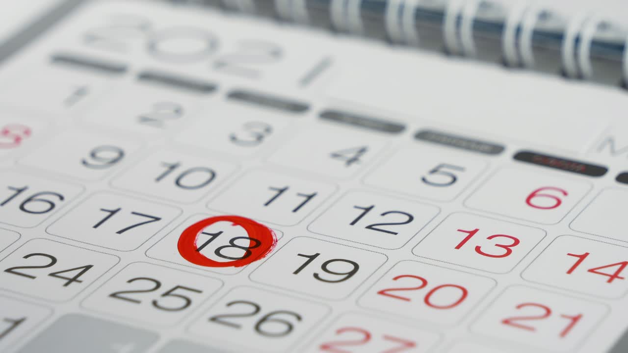 cerrar a mano el día de la fecha en el calendario con un marcador rojo