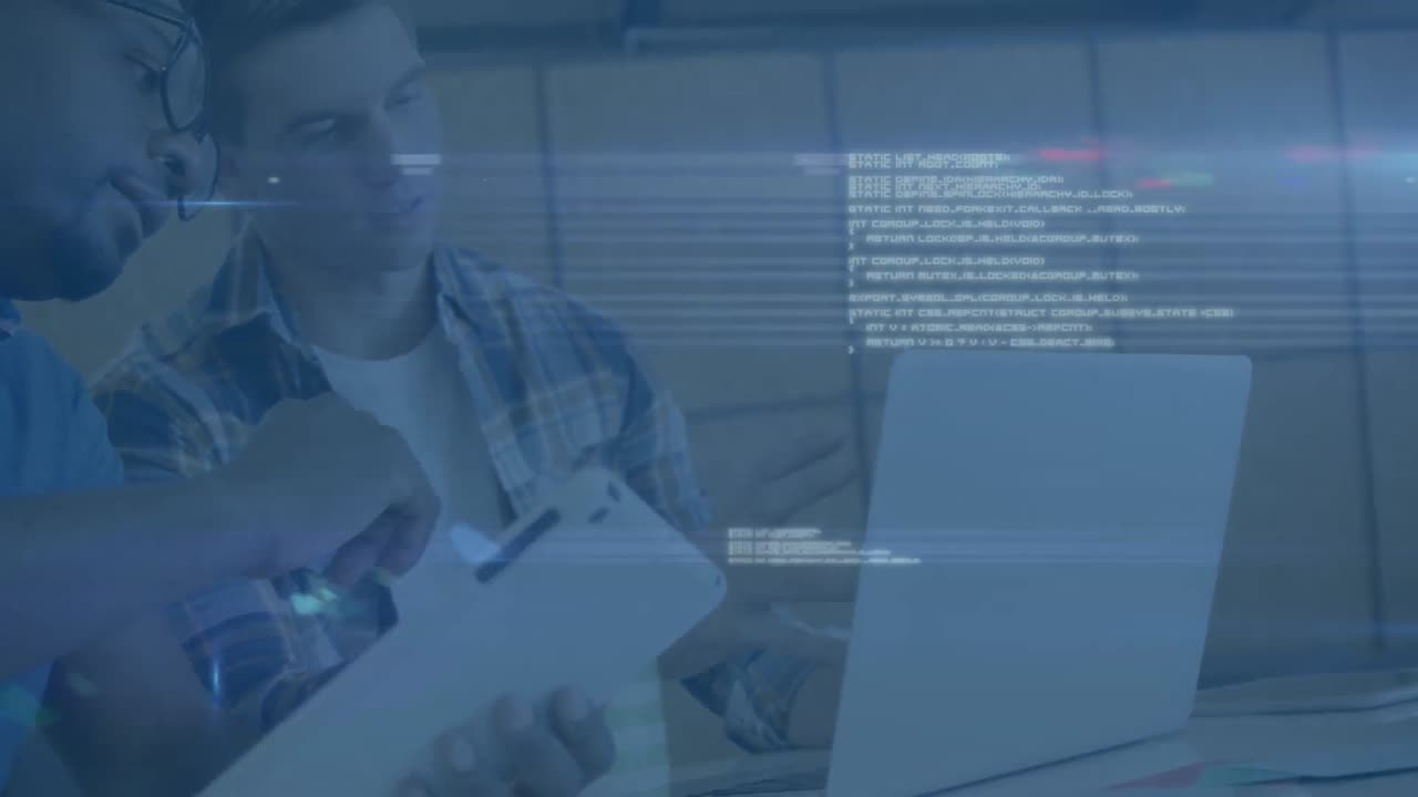 colegas ocasionales que usan tecnología en la oficina