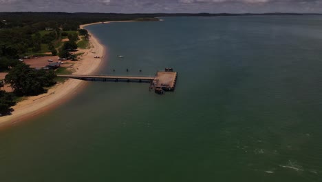 Clip-Aéreo-Aéreo-Con-Inclinación-Lenta-Hacia-Abajo-De-Un-Muelle-Y-Costa-En-La-Remota-Australia