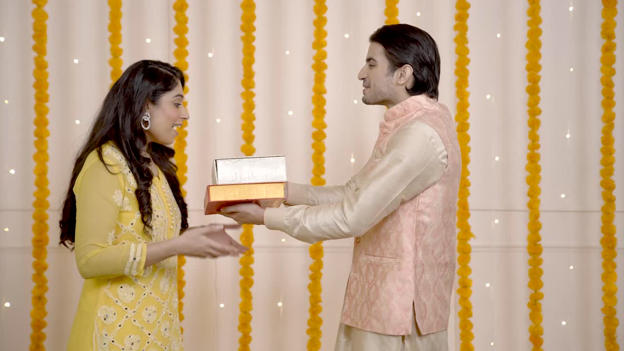 hombre indio sorprende a su esposa en diwali