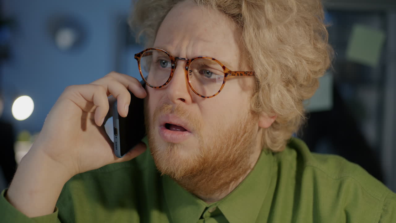 Man aan de telefoon.
