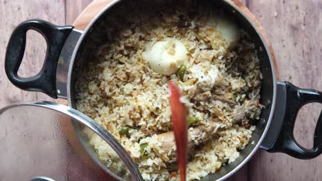 pollo biryani en una olla