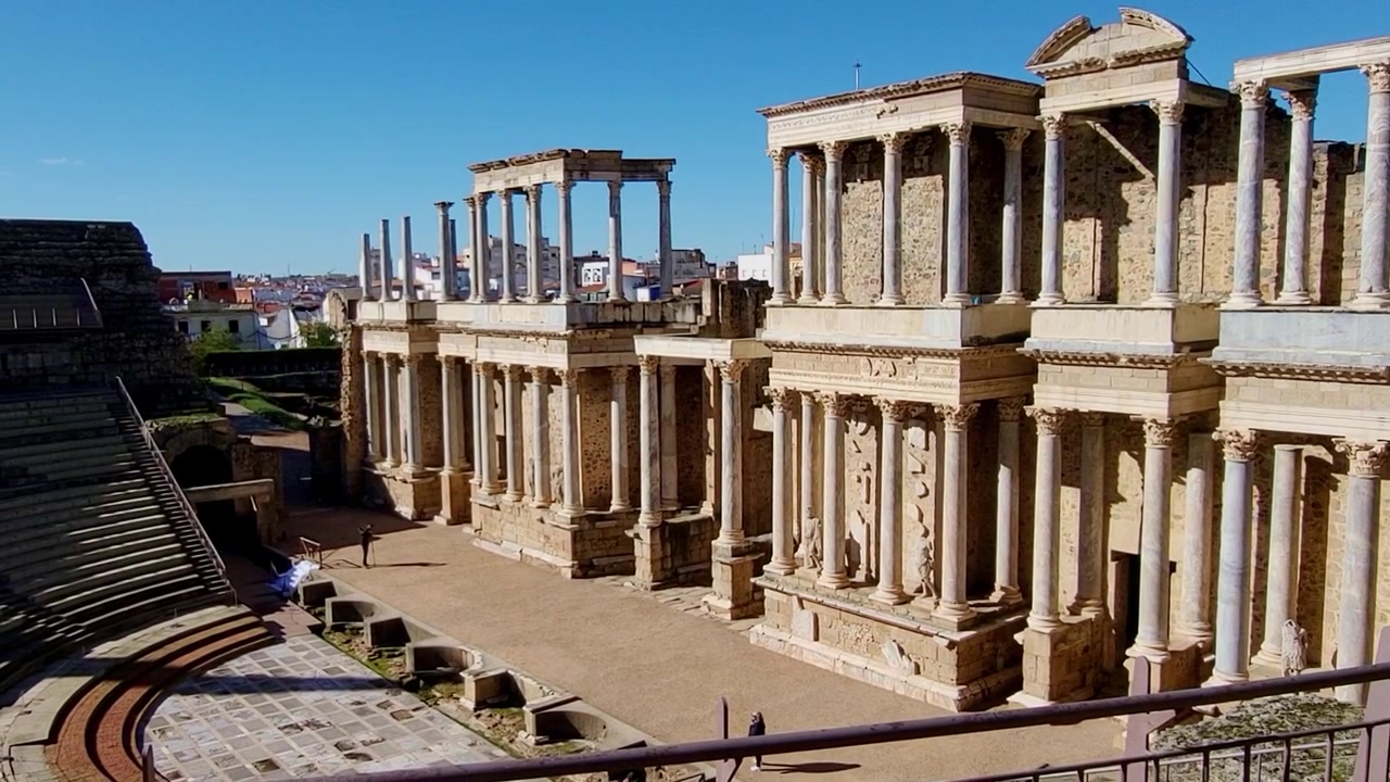 Mérida Roma Tiyatrosu. Tiyatronun ve oturma yerlerinin panoramik görünümü. Roma İmparatorluğu mimarisi. Mérida, İspanya
