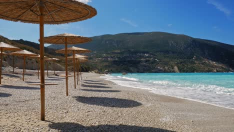 Tarde-Soleada-En-El-Hermoso-Paraíso-De-La-Playa-De-Agria-Kyriaki-En-Kefalonia-Grecia---Plano-General