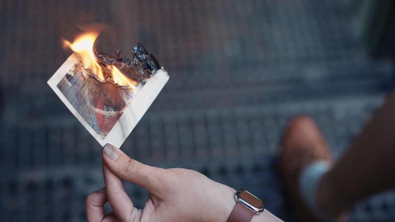 hermosa mujer triste quemando fotografía de su ex novio amante