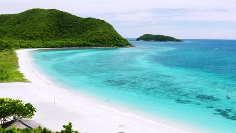 Oben-Blick-Auf-Den-Strand-Und-Die-Korallenriffe-Im-Wunderschönen-Blauen-Meer-Und-Gute-Atmosphäre-Mit-Meeresbrise,-Geeignet-Für-Einen-Erholsamen-Tropischen-Urlaub