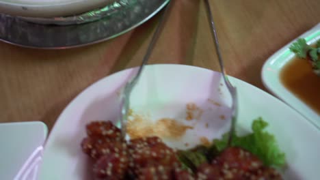 comida china en la mesa redonda en el restaurante muchos platos