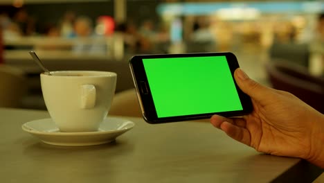 tableta con tecla de croma de pantalla verde utilizada en un restaurante.