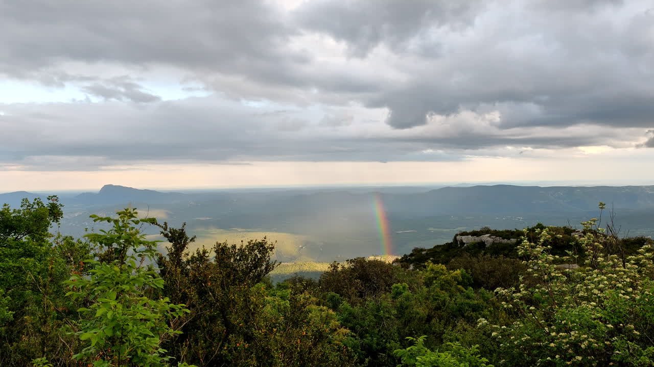 amanecer sobre las montañas vista desde el mont seranne francia
